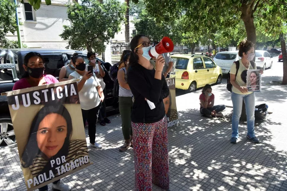 RECLAMO. Familiares y militantes feministas que impulsaron las presentaciones contra los fiscales consideraron que la Legislatura les dio la espalda. 