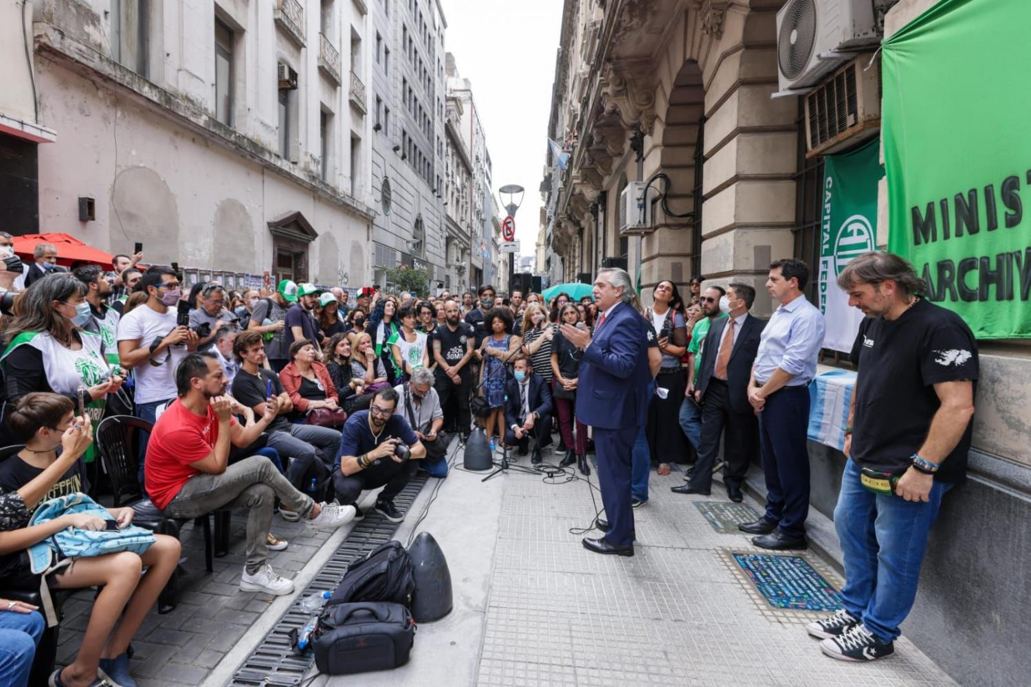 “Cada vez que en cualquier lugar de la patria alguien ponga una baldosa, como la de hoy que recuerda a Roxana y Gustavo, allí habrá que estar”, dijo Fernández. 