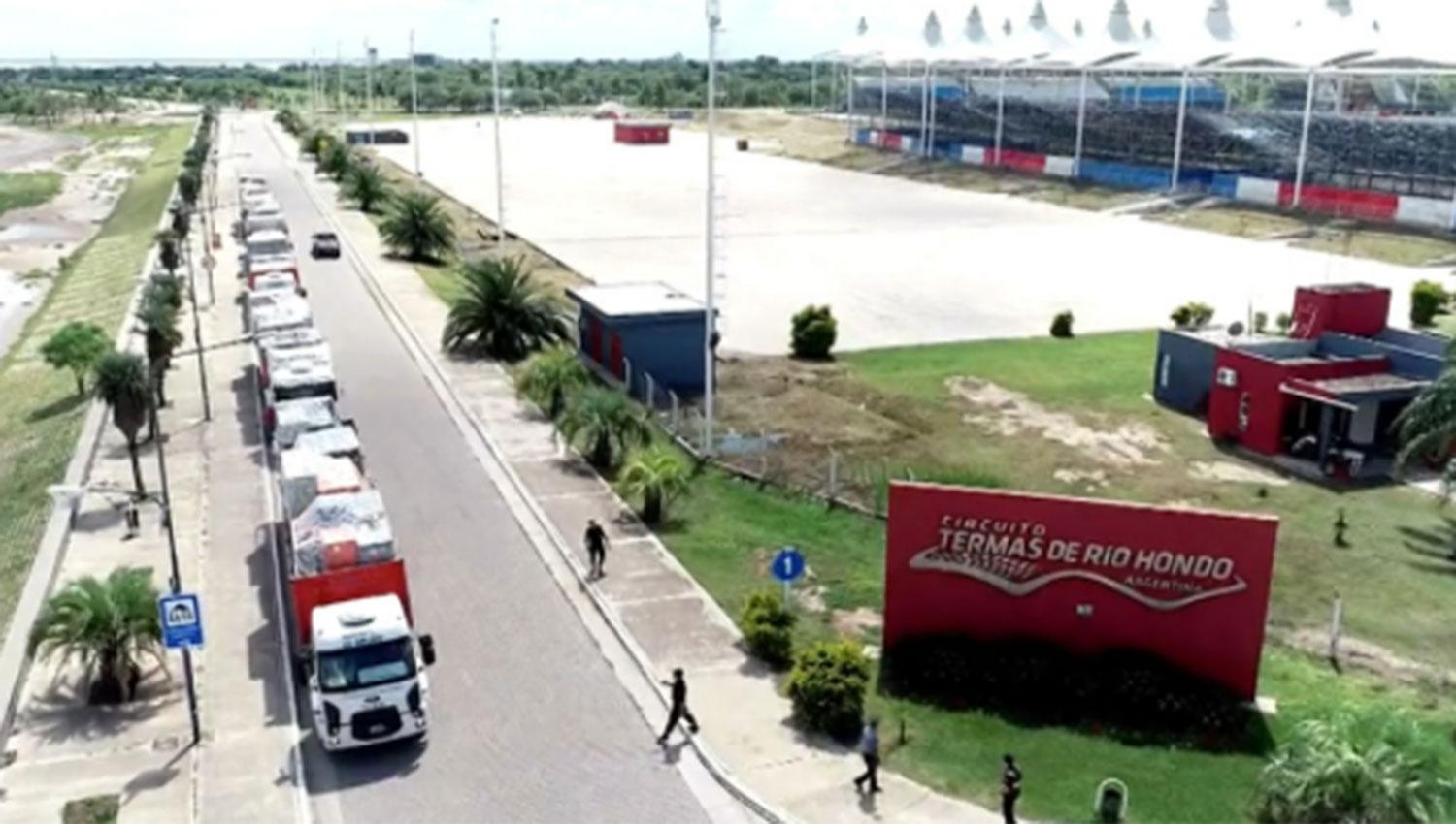 INCESANTE. Durante las últimas horas decenas de camiones circulan por los alrededores del circuito de Termas.