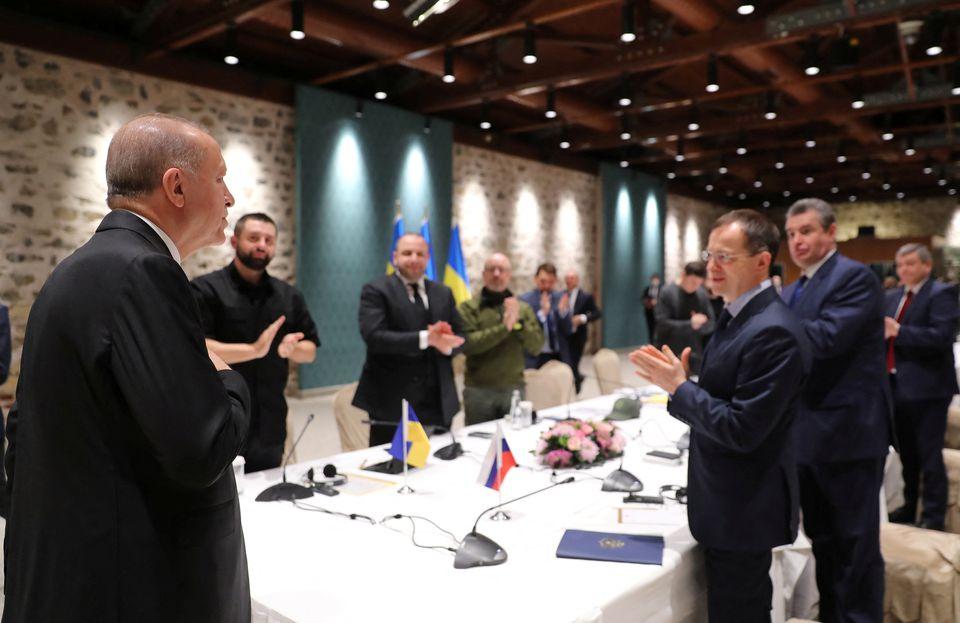 El presidente turco, Tayyip Erdogan, saluda a los negociadores rusos y ucranianos antes de dirigirse a ellos, antes de sus conversaciones cara a cara en Estambul. Foto de Reuters