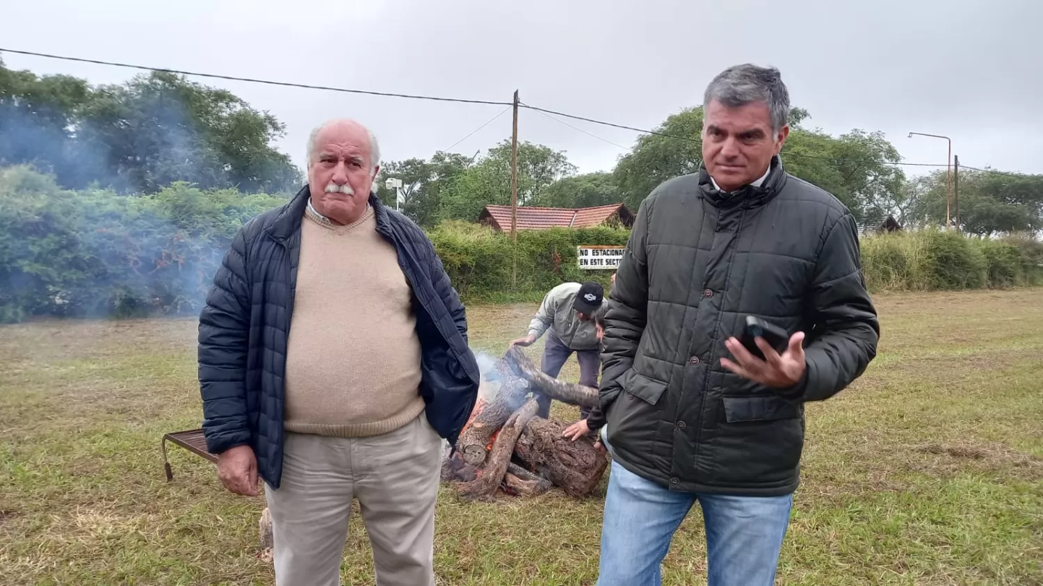 EN ROSARIO DE LA FRONTERA. Murga (derecha), en la protesta junto a Carlos Segón. LA GACETA / ANALIA JARAMILLO