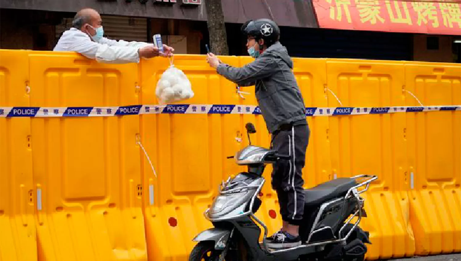 CIUDAD CERRADA. Millones de personas fueron confinadas por al menos una semana en Shanghai.