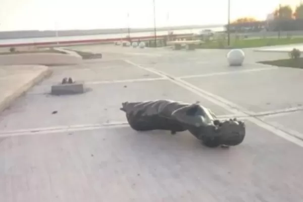 Derribaron y rompieron la estatua de Cristina Kirchner en Río Gallegos