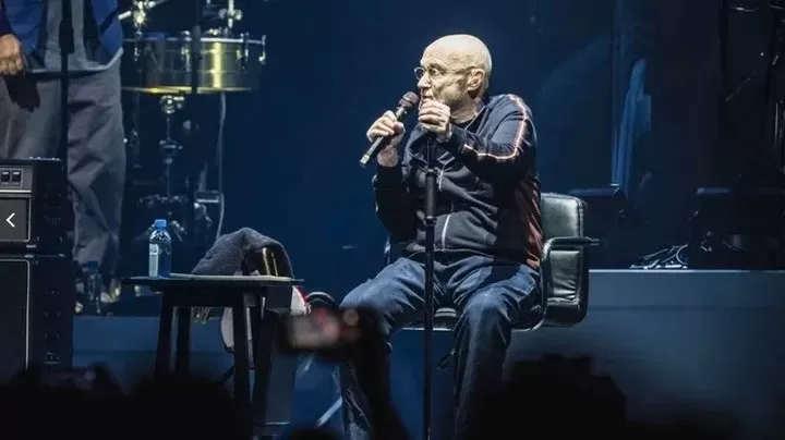 EL ÚLTIMO SHOW. Collins permaneció sentado durante el concierto del sábado en el O2 Arena de Londres.  