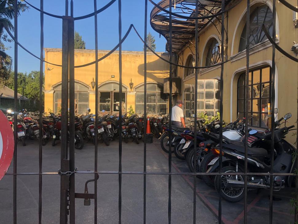 NORMAS INCUMPLIDAS. Ciclistas que no respetan la luz roja se suman a autos en la línea peatonal y motociclistas sin casco. LA GACETA / FOTOs DE roberto delgado y de JOSé NUNO