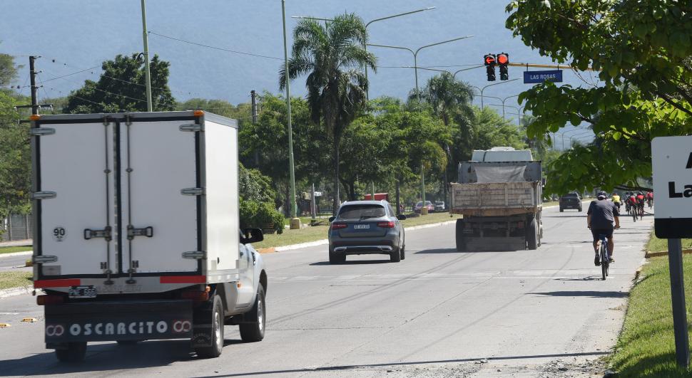 SIN CASCO, Y EN ROJO. Cerca del lugar de la tragedia del sábado.