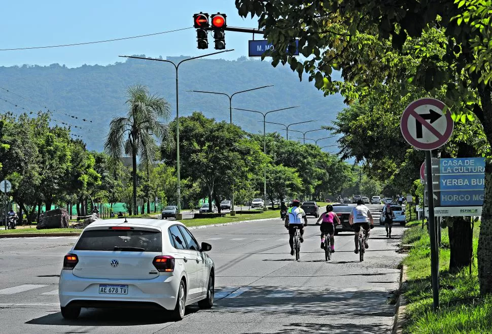 EN ROJO. Auto y camión pasan sin respetar la señal. 