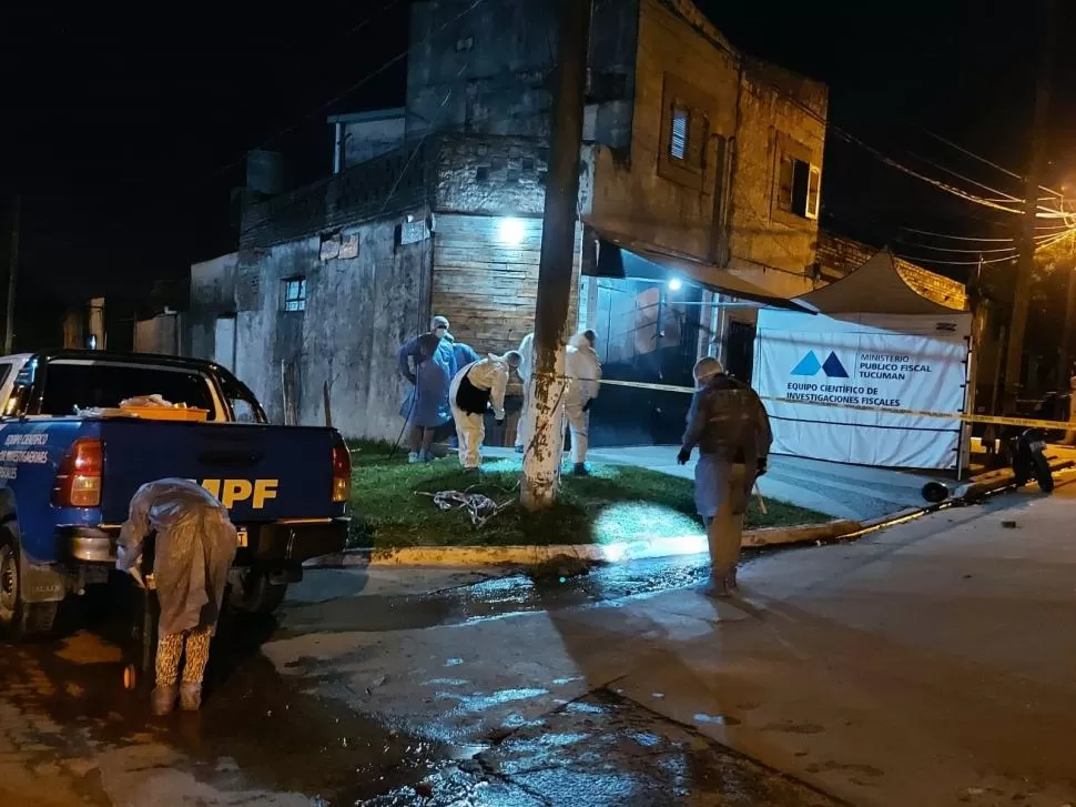 LA ESCENA DEL CRIMEN. Los perito de la Policía y del ECIF trabajan en el lugar donde se produjo el hecho.  