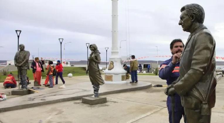 Derribaron y rompieron la estatua de Cristina Kirchner en Río Gallegos