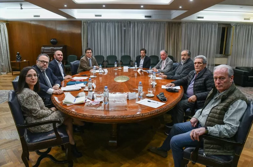 Guzmán se reunió con gremios y empresarios, en busca de un acuerdo de precios y salarios