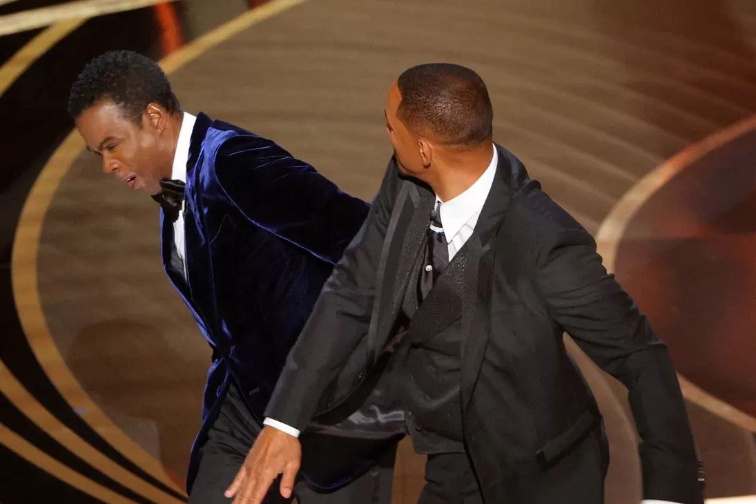 El momento en que Will Smith golpea al humorista Chris Rock durante la ceremonia de los Oscar