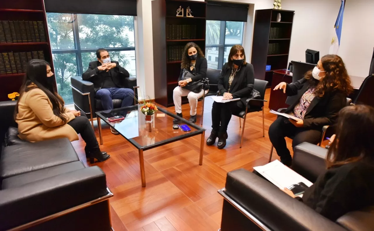 EN LA LEGISLATURA. Mansilla recibió a las representantes del Colegio de Fonoaudiólogos. Foto: Prensa HLT