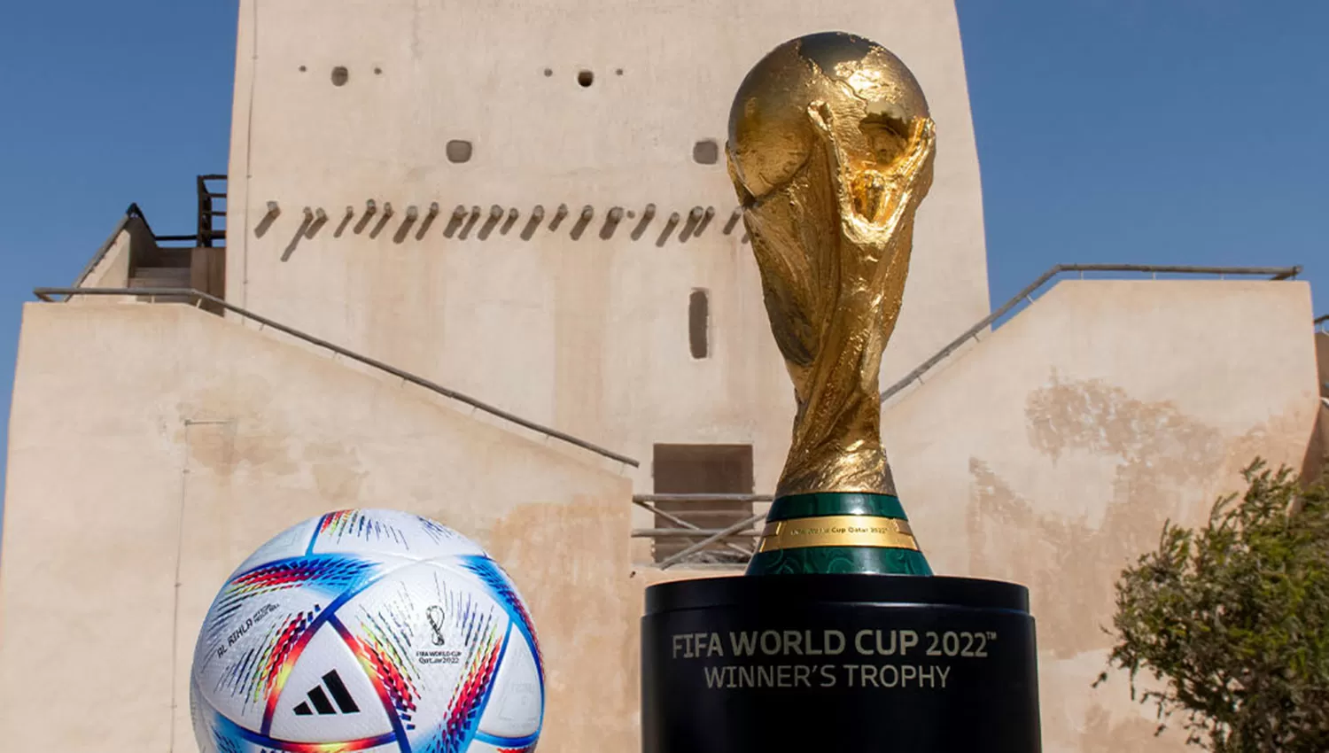 TODO LISTO. Qatar ya tiene a Al Rihla, su pelota oficial, y hoy se conocerán los rivales argentinos en primera fase.