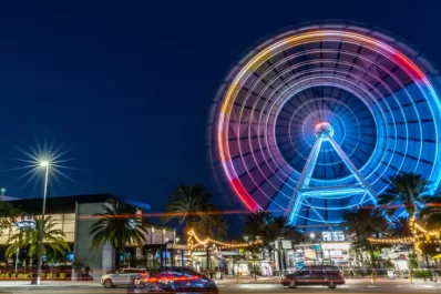 Un adolescente murió tras caer de un juego en un parque de diversiones