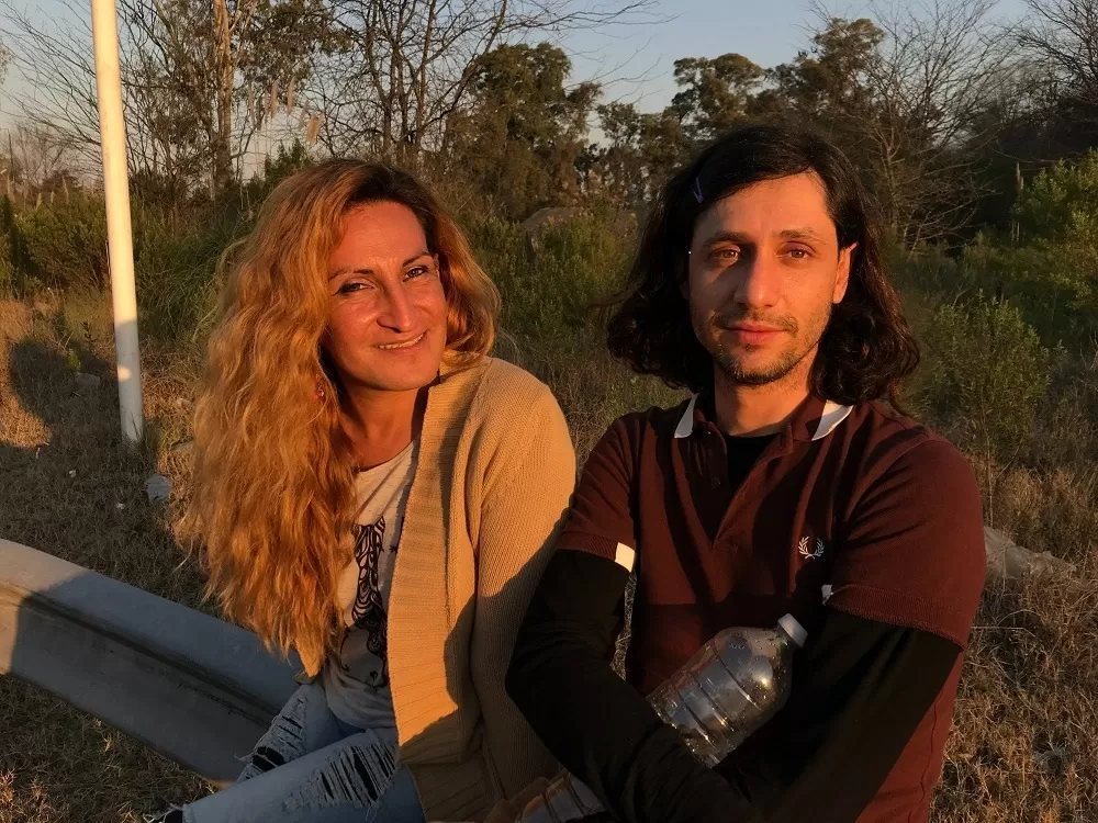 VIDAS QUE DESAFÍAN MIRADAS. Marisol Brandán y Agustín Toscano durante la filmación de los cortos “Trans”, que se pueden ver en Contar. 