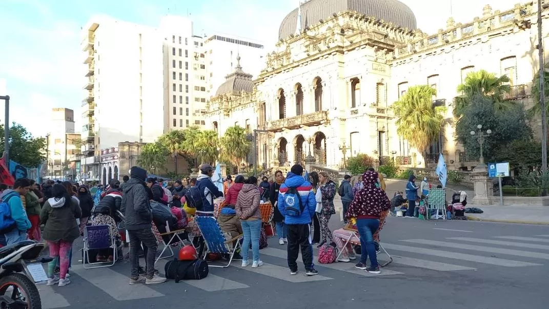 ACAMPE FRENTE A LA CASA DE GOBIERNO / FOTO DE ANALÍA JARAMILLO - LAGACETA