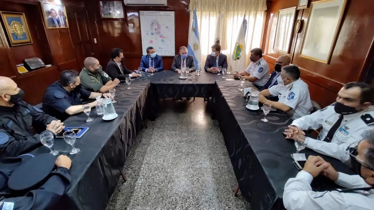 EN BANDA DEL RÍO SALÍ. Jaldo encabezó el encuentro con autoridades del municipio bandeño y con representantes de distintas fuerzas de seguridad. Foto prensa Gobernación