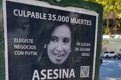 Afiches contra Cristina Kirchner: detienen a tres personas y secuestran una camioneta