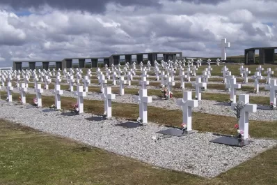 Malvinas, hoy: el grito silencioso de las cruces blancas que quiebra a todos