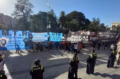 Manifestantes levantan el acampe en la plaza Independencia, tras 48 horas de protesta