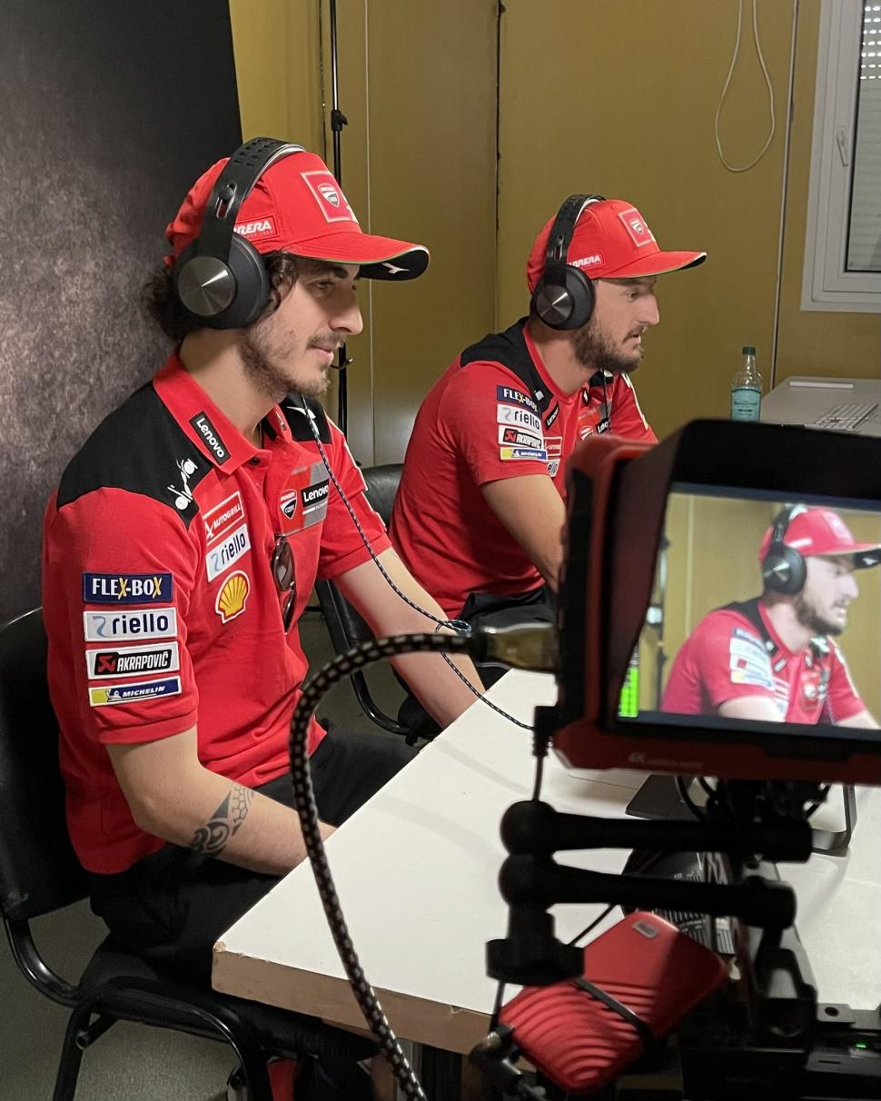 CHARLA. Francesco Bagnaia y Jack Miller, hablando con fans por la plataforma. 