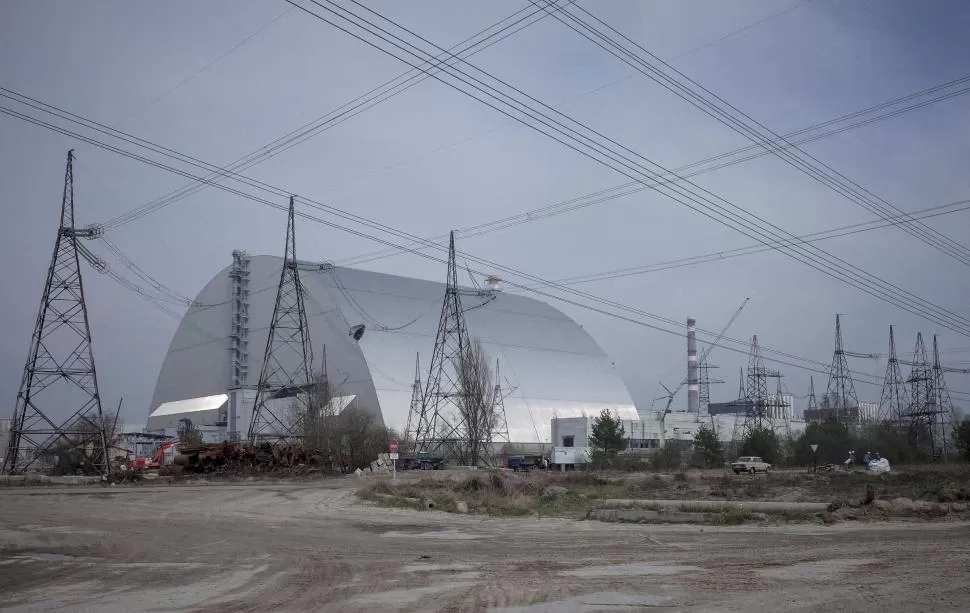 SARCÓFAGO. Una estructura cubre el contenedor seguro en el que esta confinado el cuarto reactor de Chernobyl, dañado en la explosión de 1986.  