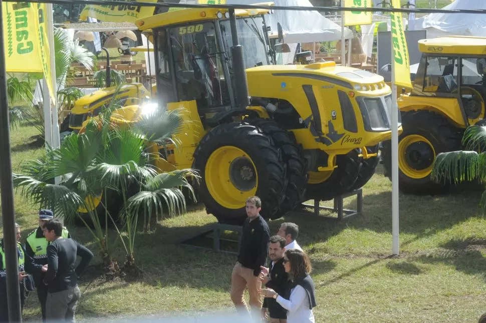 EXPOSICIÓN DE VEHÍCULOS Y SUMINISTROS. Los tractores, las camionetas, las cosecheras y los insumos agropecuarios coparon el predio de Apronor. 