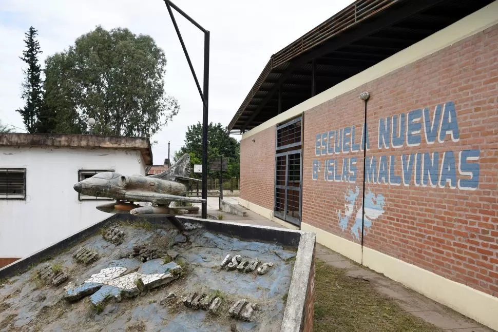 CERRADA POR FALTA DE AGUA. En la escuela que homenajea a las islas, pasando Villa Carmela, no hay clases desde el miércoles. LA GACETA / FOTOS DE DIEGO ARAOZ 