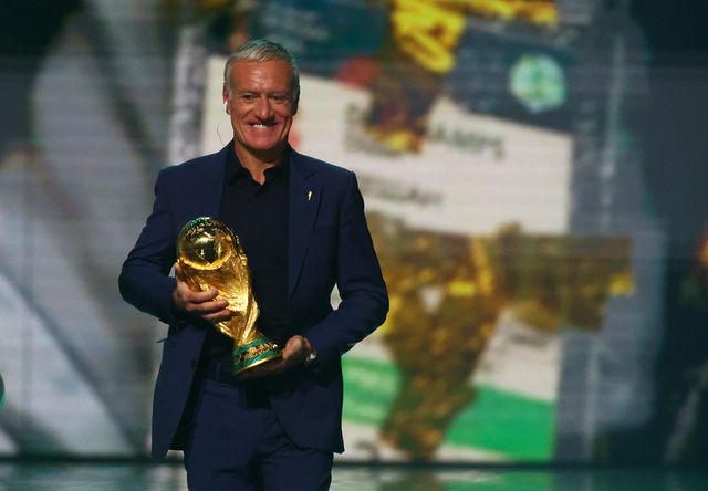 DIFÍCIL SOLTARLA. El francés Didier Deschamps fue el encargado de entrar a la ceremonia con la copa del mundo. 