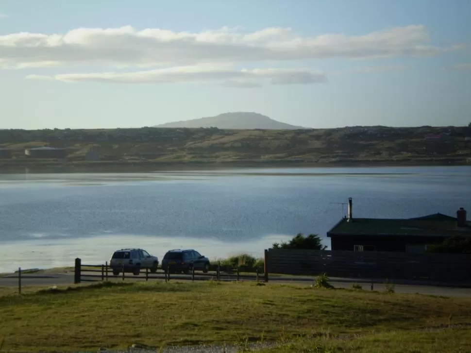 Toda clase de paisajes se alternan en la recorrida por Puerto Argentino (“Stanley” le llaman sus ocupantes), la capital de las Malvinas (a las que ellos denominan “Falklands”). La recorrida del camino costero arroja lacónicas postales, con mar de fondo, durante el atardecer. Pero también, en los senderos de las playas, hay carteles que advierten que aún podrían quedar minas antipersonales enterradas. En la ciudad conviven un tanque de guerra argentino con el “Bosque de la Memoria” plantado por los británicos. 