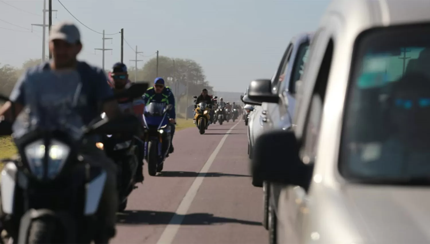 EN FALTA. Decenas de fanáticos llegan a Termas sin casco y por la banquina.