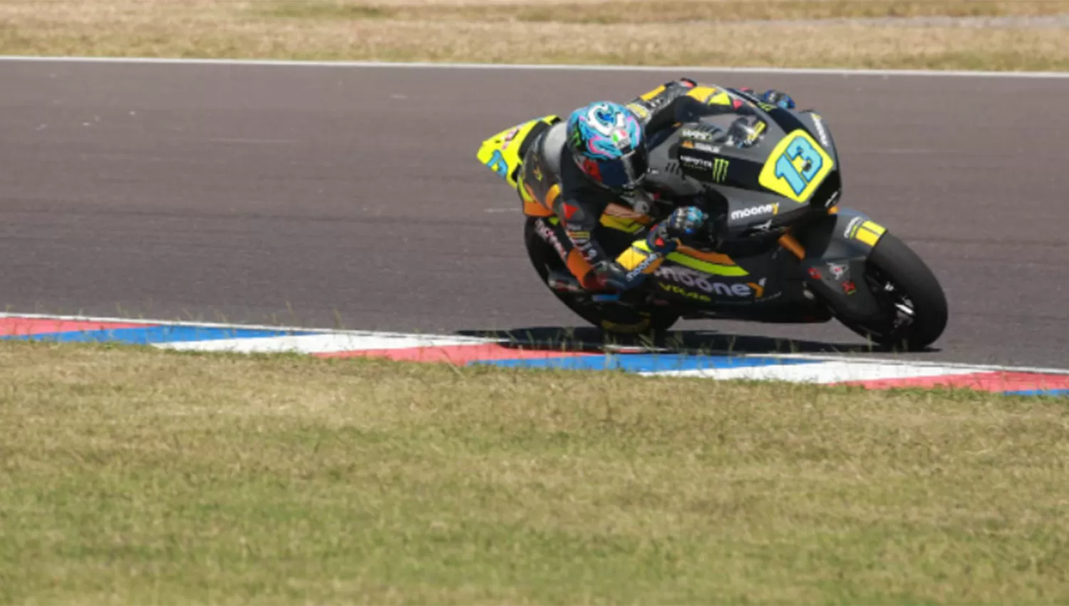 EN LO MÁS ALTO. El italiano Celestino Vietti se quedó con el primer puesto de Moto2 en Termas.