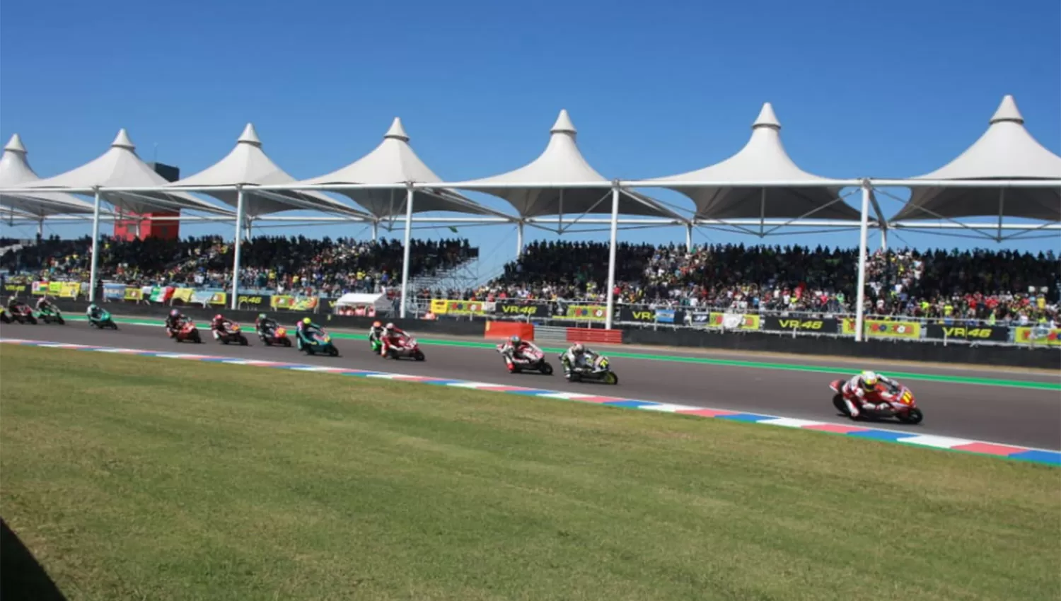 PELOTÓN. El español Santiago García lideró la primera final de la jornada en el Moto3.