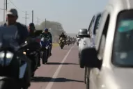 Sol, largas filas, pocos cascos y ruido motor en Termas