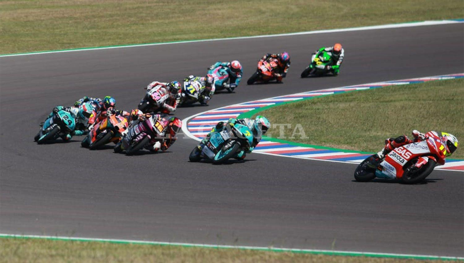 EL PRIMERO. Santiago García (11) lideró el pelotón del Moto3, seguido por Dennis Foggia (7).