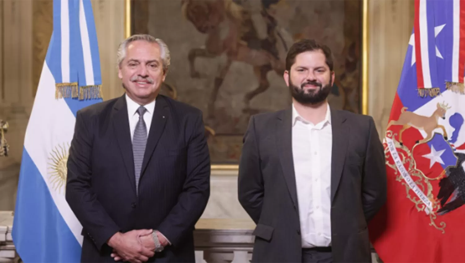 PRIMERA VISITA. El presidente argentino Alberto Fernández recibió al mandatario chileno Gabriel Boric.