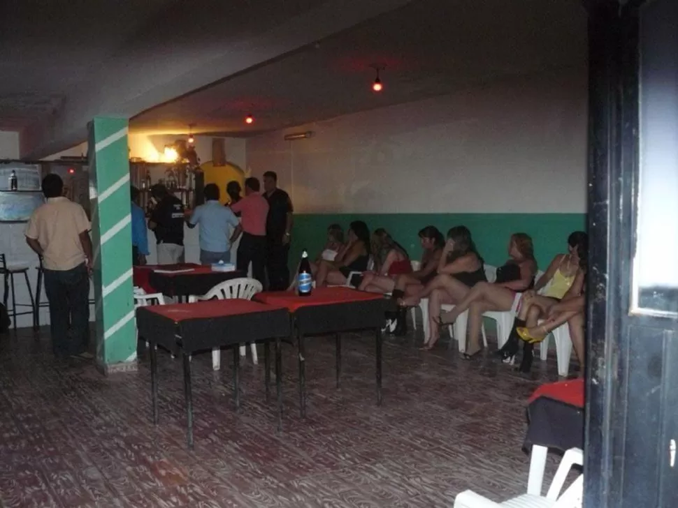 EN PLENO OPERATIVO. Un grupo de efectivos inspecciona un centro de explotación sexual de La Rioja. 