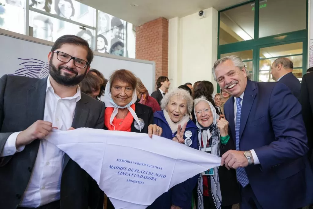 Alberto Fernández y Gabriel Boric recorrieron el Museo Sitio de Memoria ESMA. Foto Presidencia