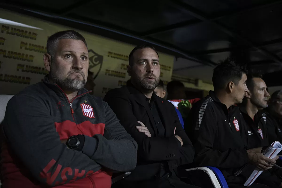 DE NO CREER. Pablo De Muner, sus colaboradores y los futbolistas no podían entender que se les haya escapado un partido que fue muy favorable a San Martín.