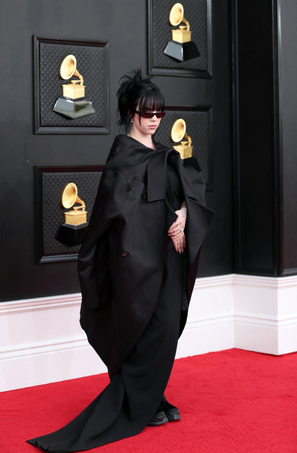 MÍRENME SIEMPRE. Billie Eilish reforzó en la alfombra roja sus preferencias extra-large, esta vez de estricto negro. 