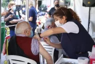 En la plaza Independencia lanzaron la vacunación antigripal para mayores de 65 años