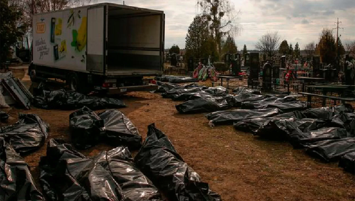 DRAMÁTICO. Decenas de cuerpos recogidos en las calles son sepultados en el cementerio de Bucha.