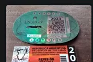 Venden réplicas de obleas de la VTV y de los vehículos GNC