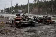 Emoción, lágrimas y temor: la capital de Ucrania despierta, tras la retirada de las tropas rusas