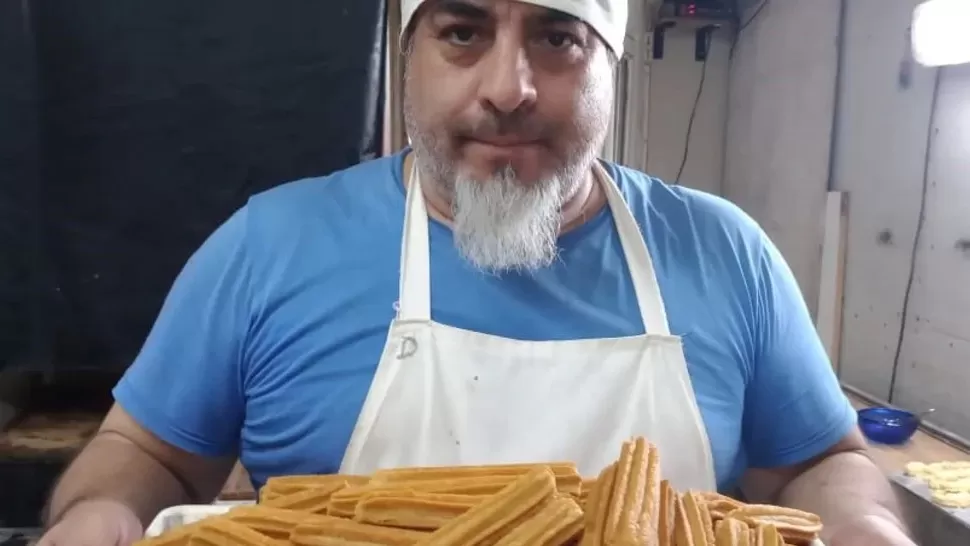 UN GESTO DE AMOR. Daniel Valdez empezó haciendo churros para su hijo y ahora tiene su propio emprendimiento.