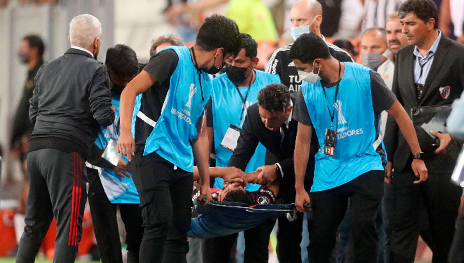 DOLOR. El entrenador de River, Marcelo Gallardo, se acercó a Robert Rojas para ver cómo estaba después de la lesión.