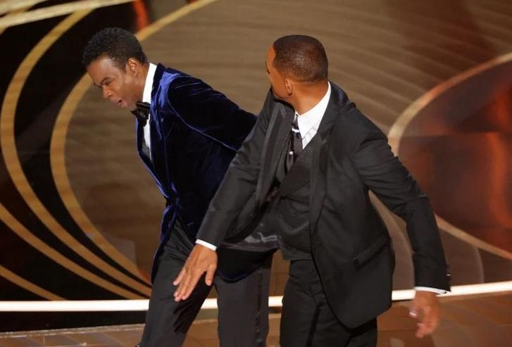 El momento en que Will Smith golpea al humorista Chris Rock durante la ceremonia de los Oscar