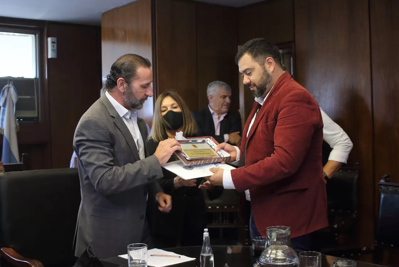 Fernando Juri entrega un reconocimiento a Julio Pereyra.