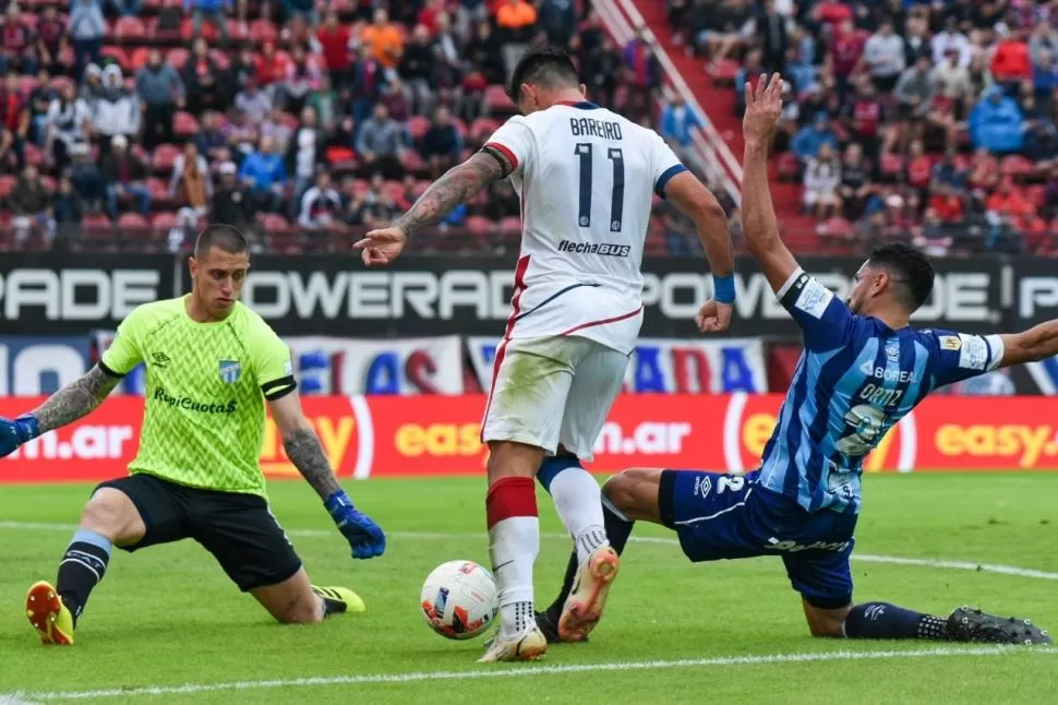 ATENTO. Campisi, ante San Lorenzo, atajó varias. En el gol no pudo hacer mucho. 