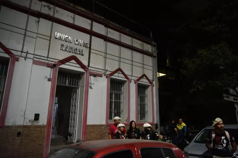 BOINAS BLANCAS. Algunos correligionarios se presentaron anoche en la sede radical de Catamarca al 800. LA GACETA / FOTO DE DIEGO ÁRAOZ